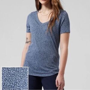 Athleta Breezy Scoop V-Neck Tee Shirt Blue Leopard Print Small